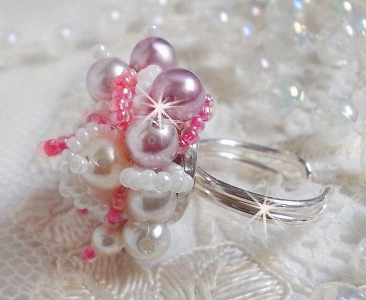 Bague Roses D&eacute;tente est brod&eacute;e avec des cristaux de Swarovski, une bague en argent massif 925/1000 et des rocailles