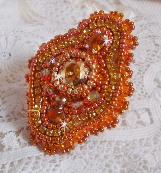 Rumba ring brodert med en vakker oransje Swarovski krystall, fasetter og Miyuki seed perler