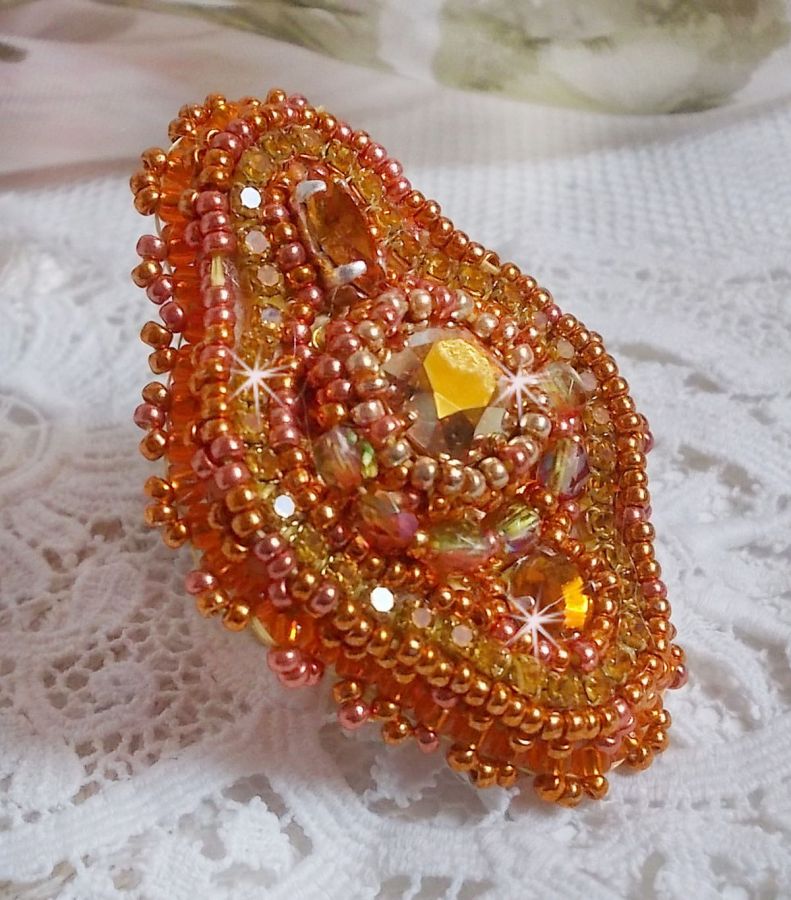 Rumba ring brodert med en vakker oransje Swarovski krystall, fasetter og Miyuki seed perler