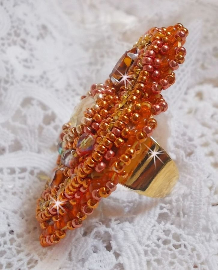 Rumba ring brodert med en vakker oransje Swarovski krystall, fasetter og Miyuki seed perler