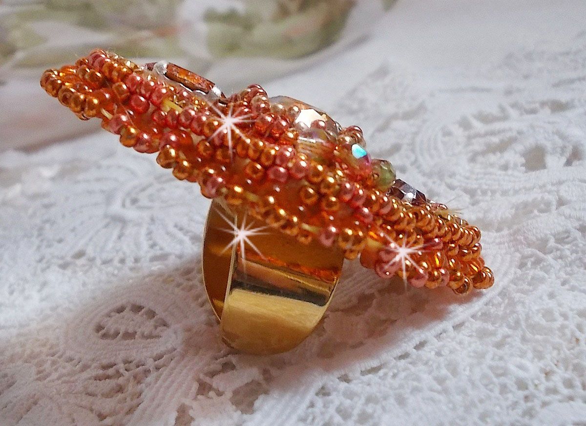 Rumba ring brodert med en vakker oransje Swarovski krystall, fasetter og Miyuki seed perler