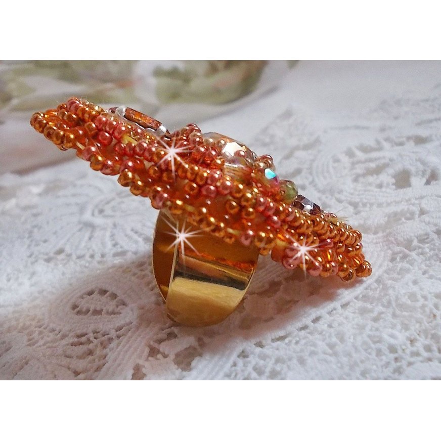 Rumba ring brodert med en vakker oransje Swarovski krystall, fasetter og Miyuki seed perler