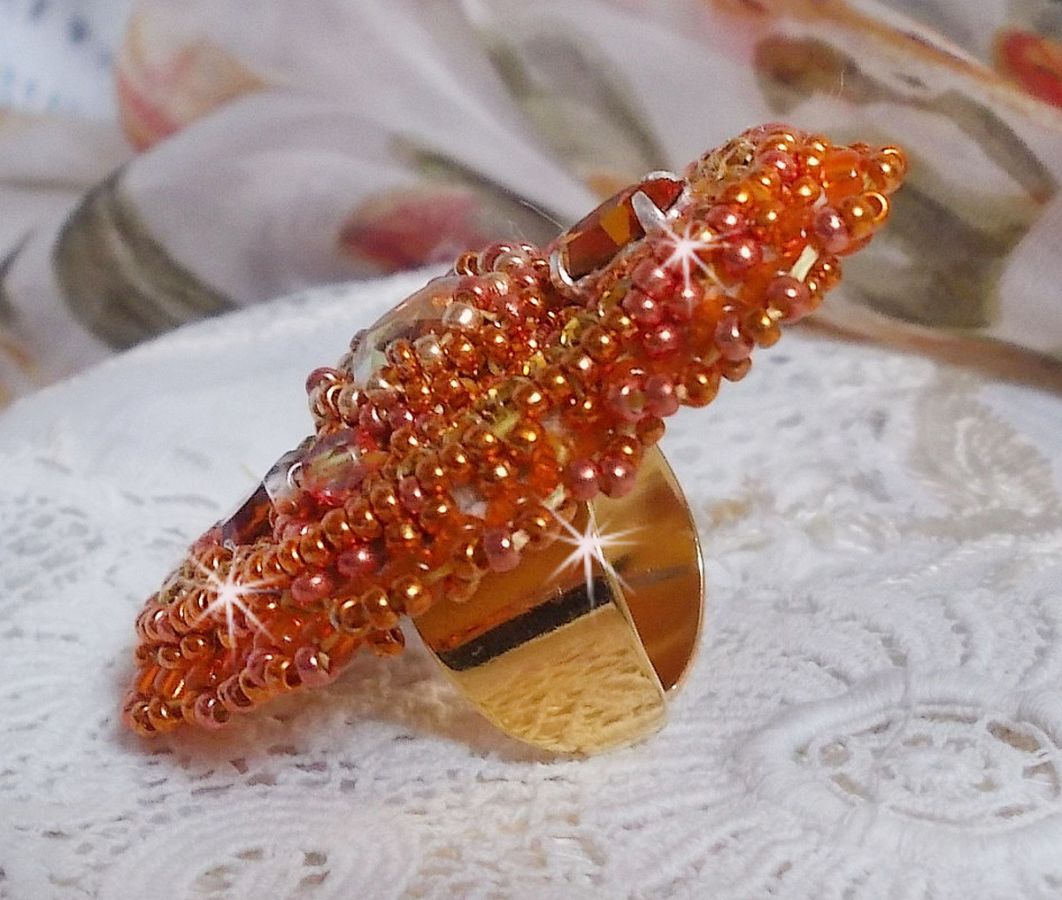Rumba ring brodert med en vakker oransje Swarovski krystall, fasetter og Miyuki seed perler