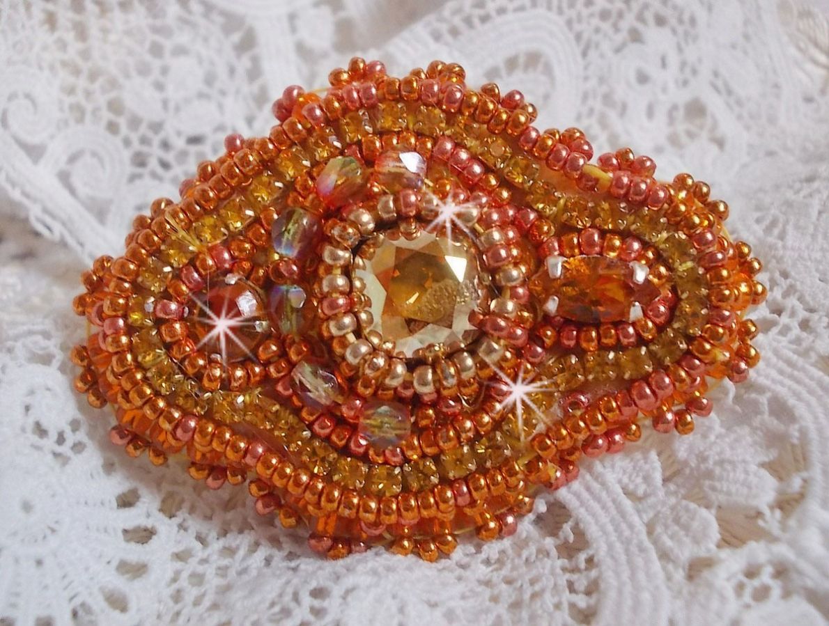 Rumba ring brodert med en vakker oransje Swarovski krystall, fasetter og Miyuki seed perler