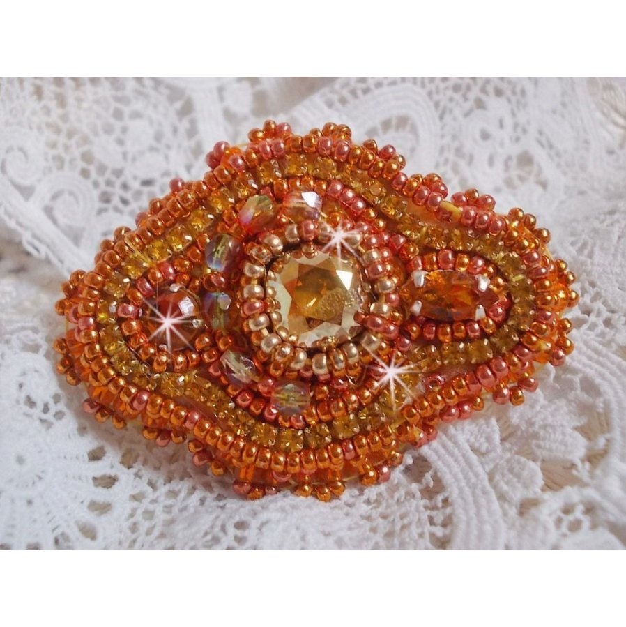 Rumba ring brodert med en vakker oransje Swarovski krystall, fasetter og Miyuki seed perler