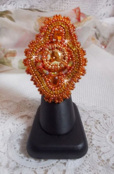 Rumba ring brodert med en vakker oransje Swarovski krystall, fasetter og Miyuki seed perler