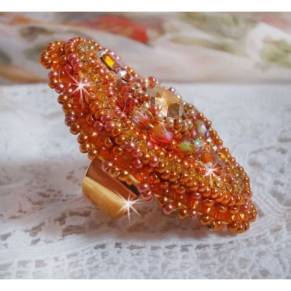 Rumba ring brodert med en vakker oransje Swarovski krystall, fasetter og Miyuki seed perler