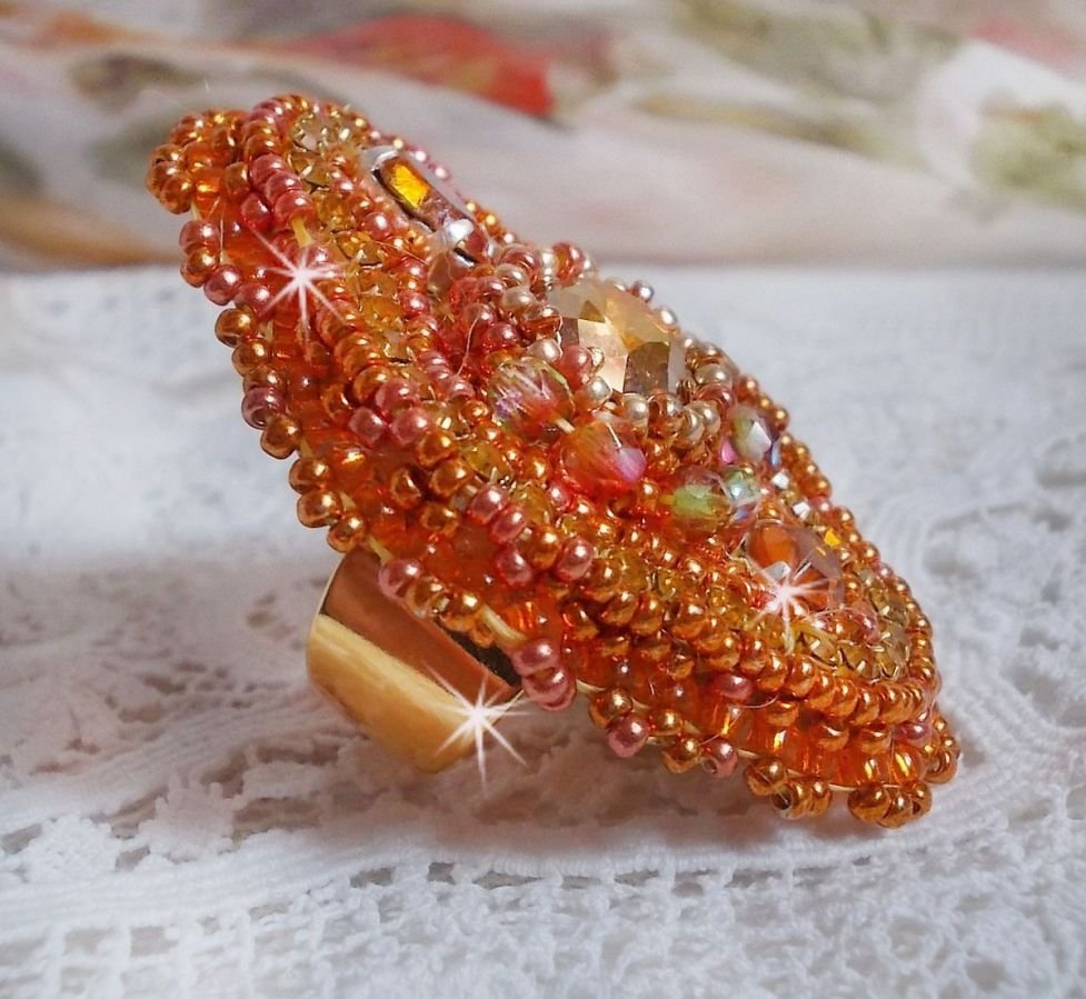 Rumba ring brodert med en vakker oransje Swarovski krystall, fasetter og Miyuki seed perler