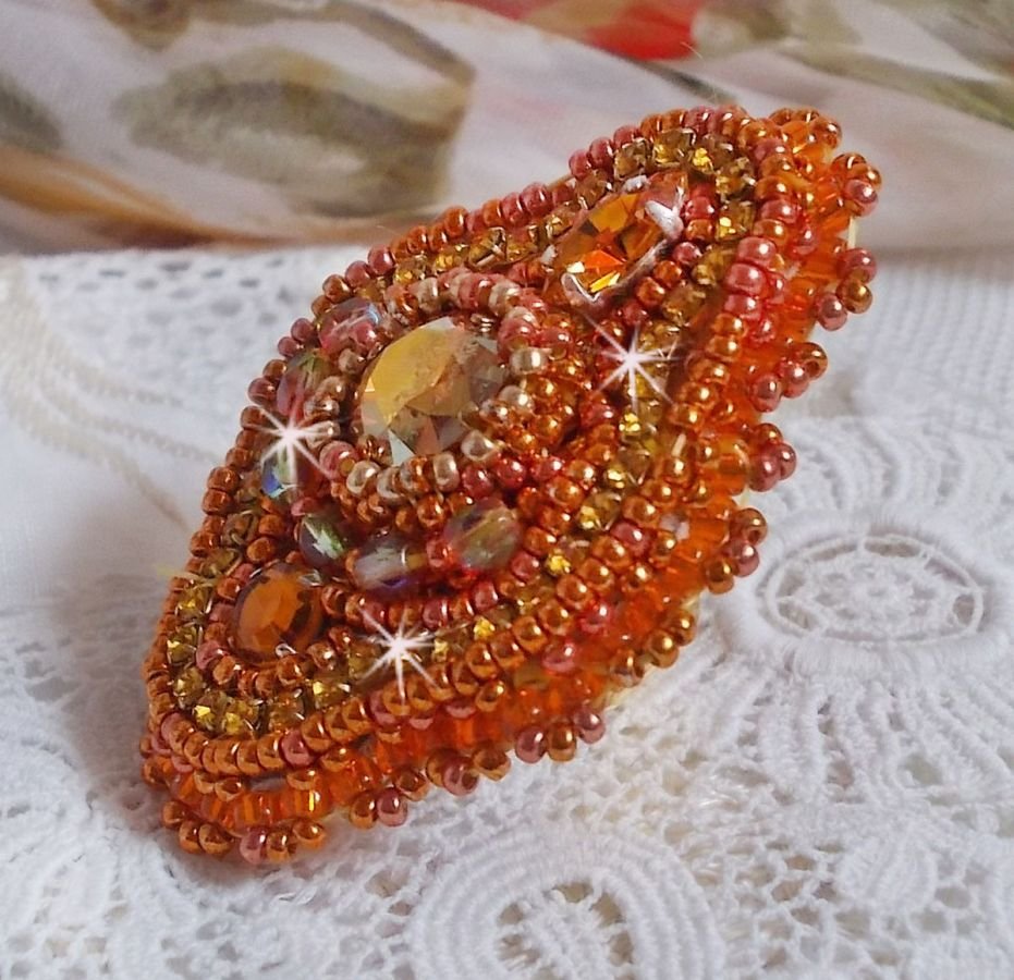 Rumba ring brodert med en vakker oransje Swarovski krystall, fasetter og Miyuki seed perler
