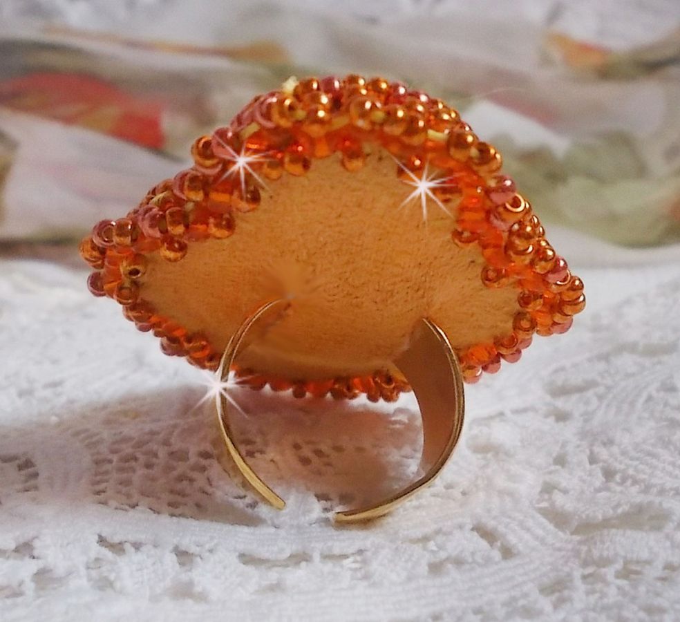 Rumba ring brodert med en vakker oransje Swarovski krystall, fasetter og Miyuki seed perler