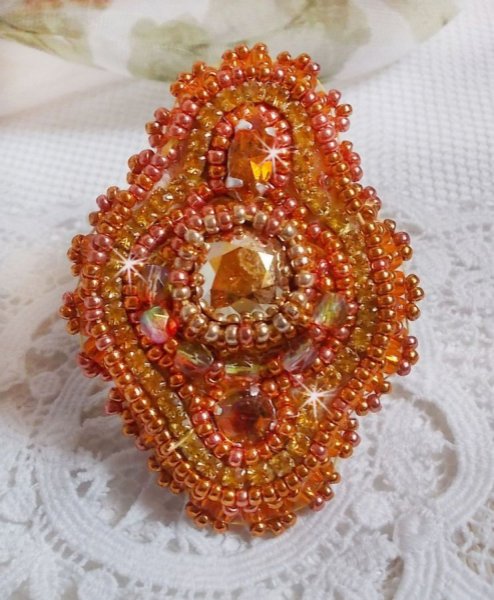 Rumba ring brodert med en vakker oransje Swarovski krystall, fasetter og Miyuki seed perler