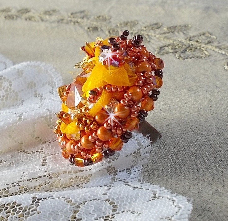 Les Rêves d'Acapulco-ring brodert med Swarovski-krystaller, Miyuki seed perler, glass og perler i en Chic Boho Ethnic-stil