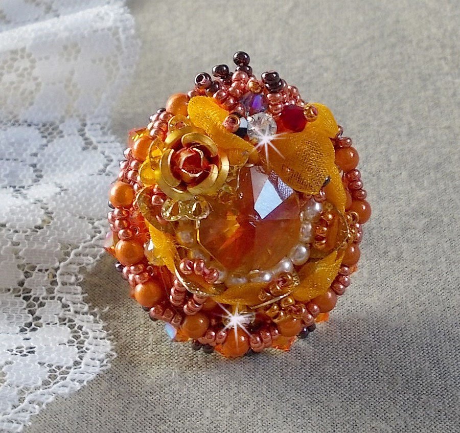 Les Rêves d'Acapulco-ring brodert med Swarovski-krystaller, Miyuki seed perler, glass og perler i en Chic Boho Ethnic-stil