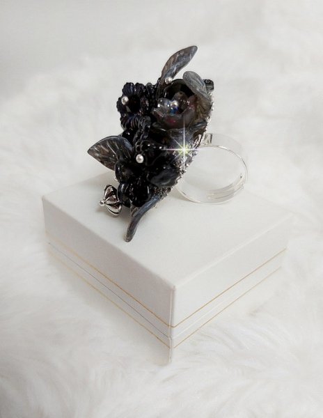 Bague Soir de Lune cr&eacute;&eacute;e avec des fleurs lucites Noires et Grises peintes &agrave; la main, cristaux, perles en r&eacute;sine, perles en verre et coupelle argent&eacute;e. Le tout est mont&eacute; sur une bague argent&eacute;e