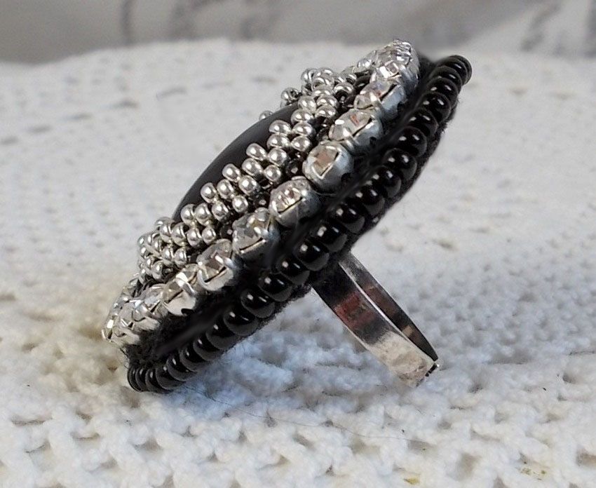 Black Stone Ring brodert med en edelsten, svart onyx, krystaller og frøperler