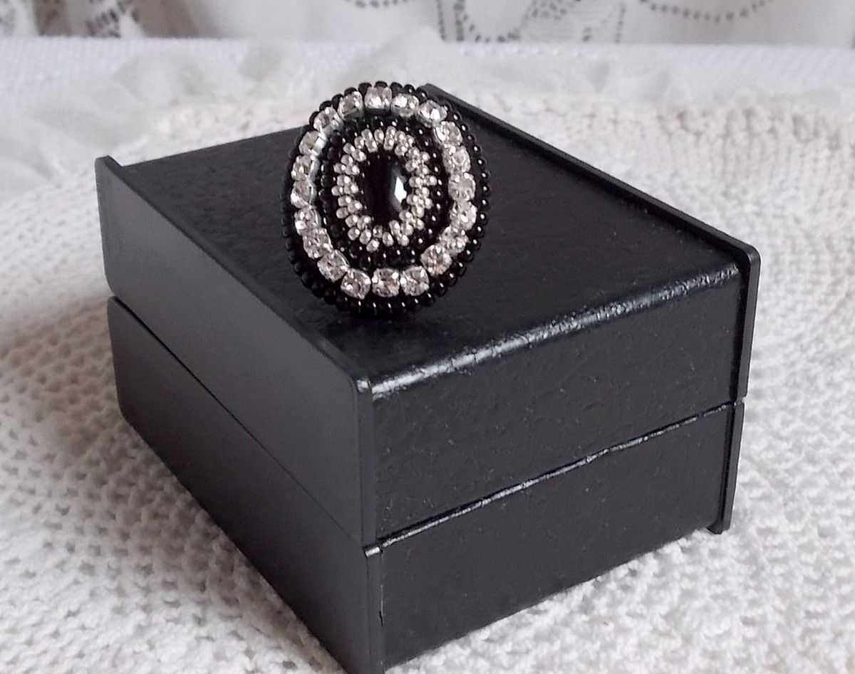 Black Stone Ring brodert med en edelsten, svart onyx, krystaller og frøperler
