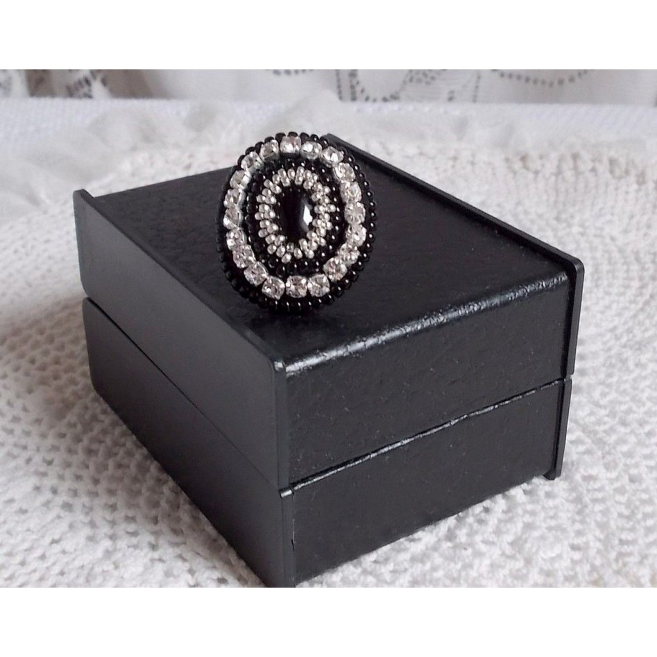 Black Stone Ring brodert med en edelsten, svart onyx, krystaller og frøperler