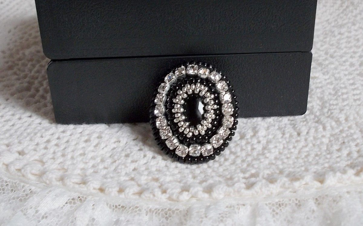 Black Stone Ring brodert med en edelsten, svart onyx, krystaller og frøperler