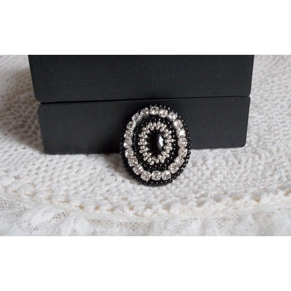 Black Stone Ring brodert med en edelsten, svart onyx, krystaller og frøperler