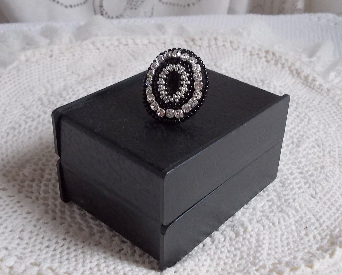 Black Stone Ring brodert med en edelsten, svart onyx, krystaller og frøperler