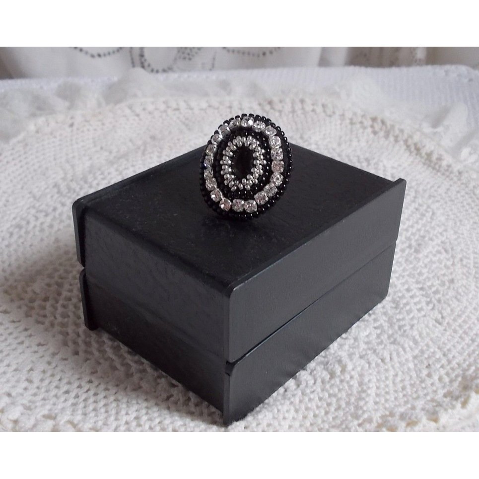 Black Stone Ring brodert med en edelsten, svart onyx, krystaller og frøperler