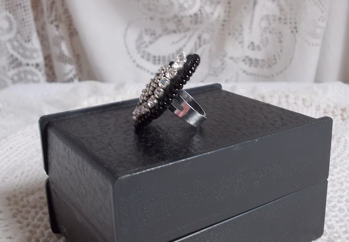 Black Stone Ring brodert med en edelsten, svart onyx, krystaller og frøperler