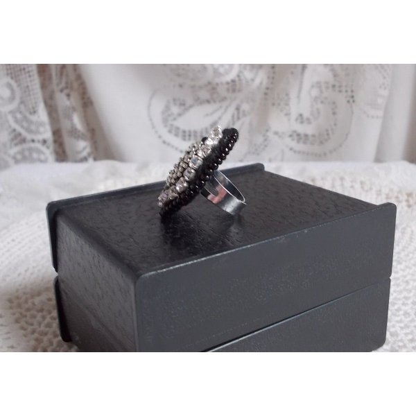 Black Stone Ring brodert med en edelsten, svart onyx, krystaller og fr&oslash;perler