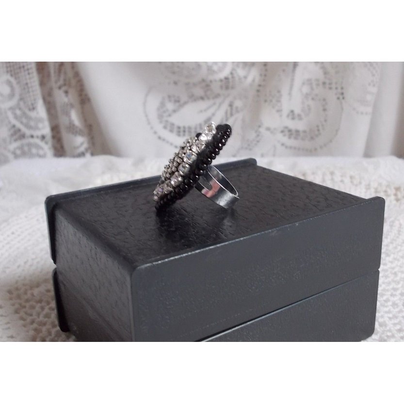 Black Stone Ring brodert med en edelsten, svart onyx, krystaller og frøperler