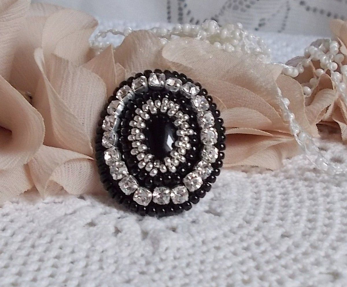 Black Stone Ring brodert med en edelsten, svart onyx, krystaller og frøperler