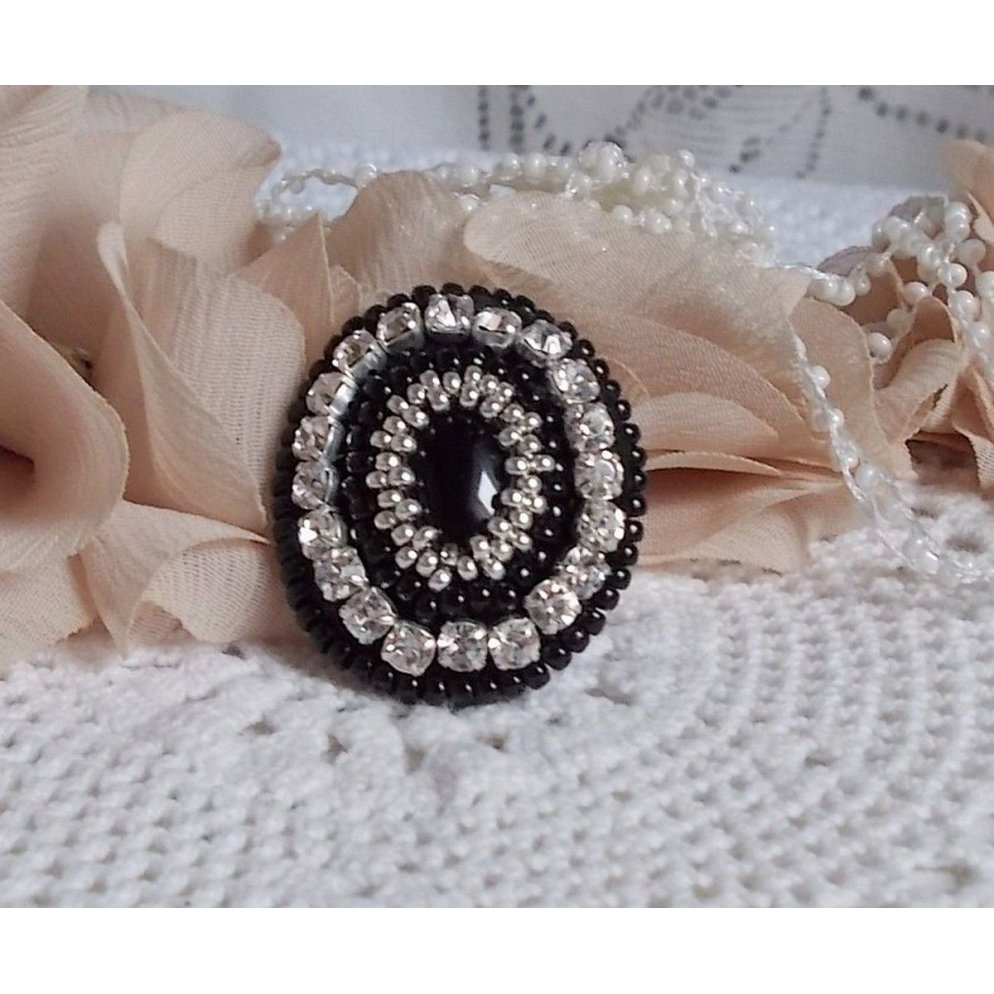 Black Stone Ring brodert med en edelsten, svart onyx, krystaller og frøperler