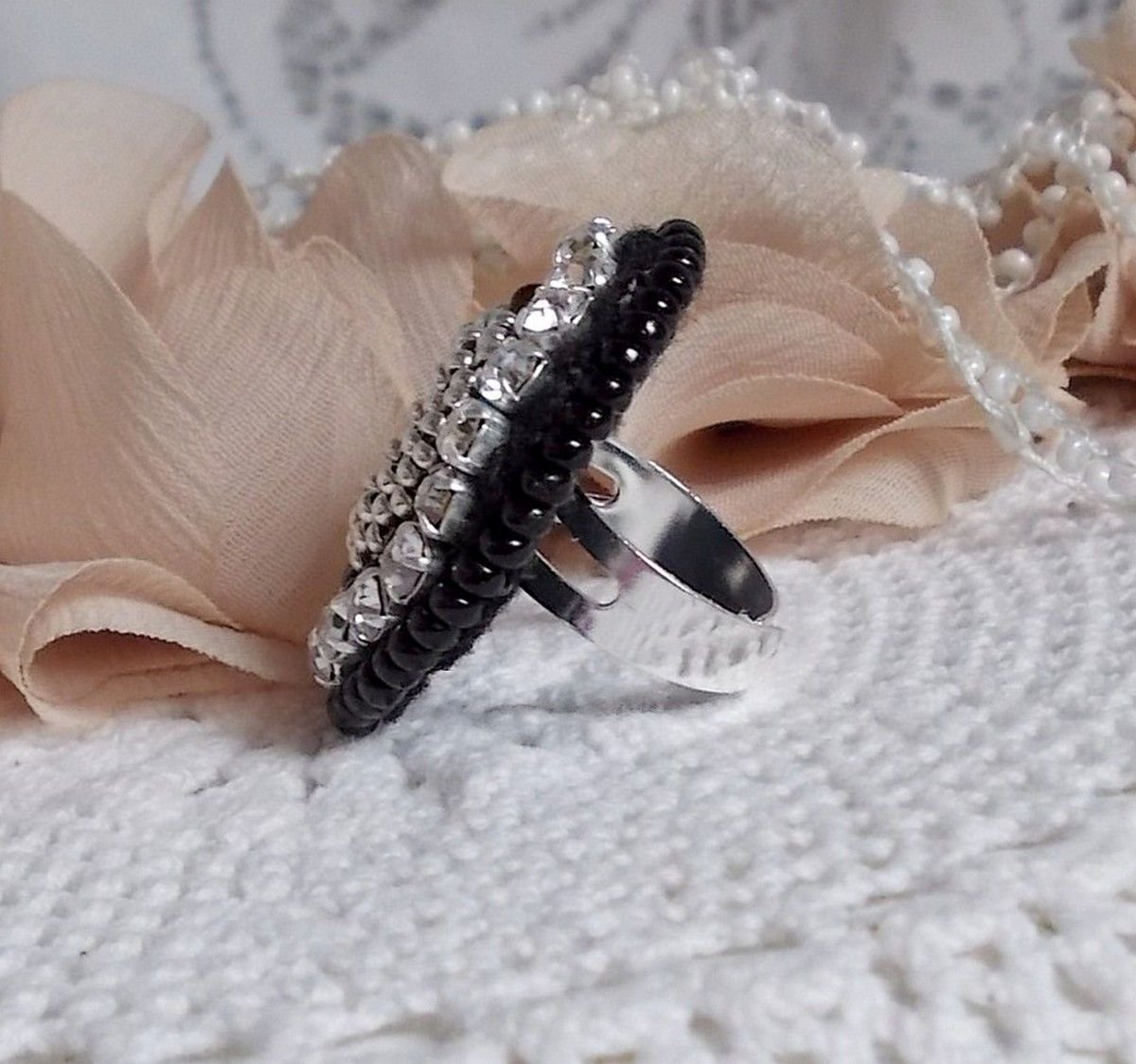 Black Stone Ring brodert med en edelsten, svart onyx, krystaller og frøperler