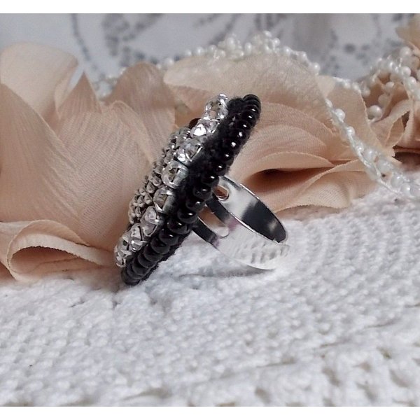 Black Stone Ring brodert med en edelsten, svart onyx, krystaller og fr&oslash;perler