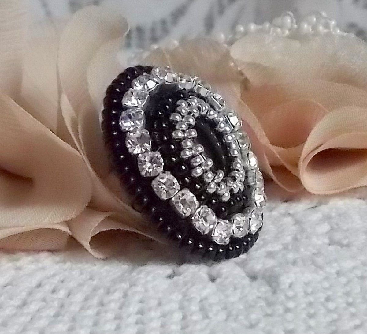 Black Stone Ring brodert med en edelsten, svart onyx, krystaller og frøperler
