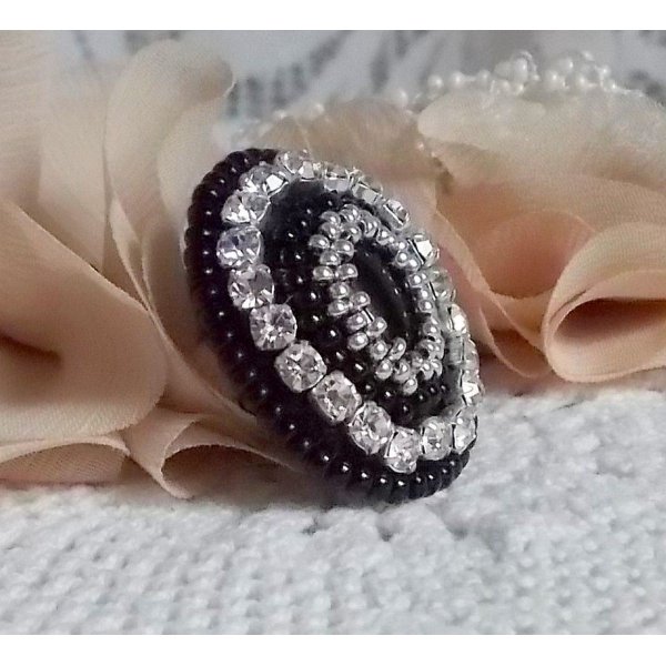Black Stone Ring brodert med en edelsten, svart onyx, krystaller og fr&oslash;perler