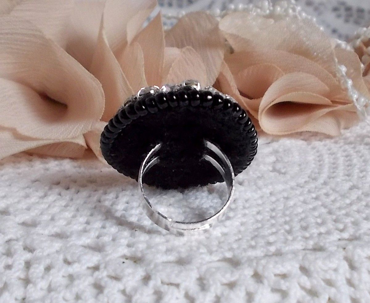 Black Stone Ring brodert med en edelsten, svart onyx, krystaller og frøperler