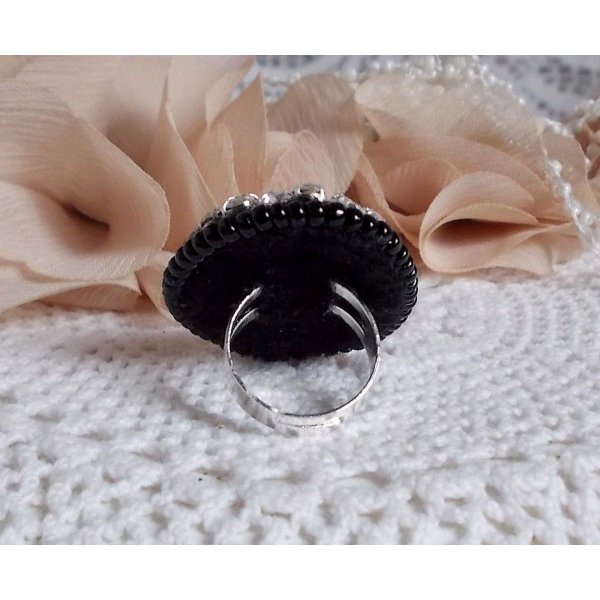 Black Stone Ring brodert med en edelsten, svart onyx, krystaller og fr&oslash;perler