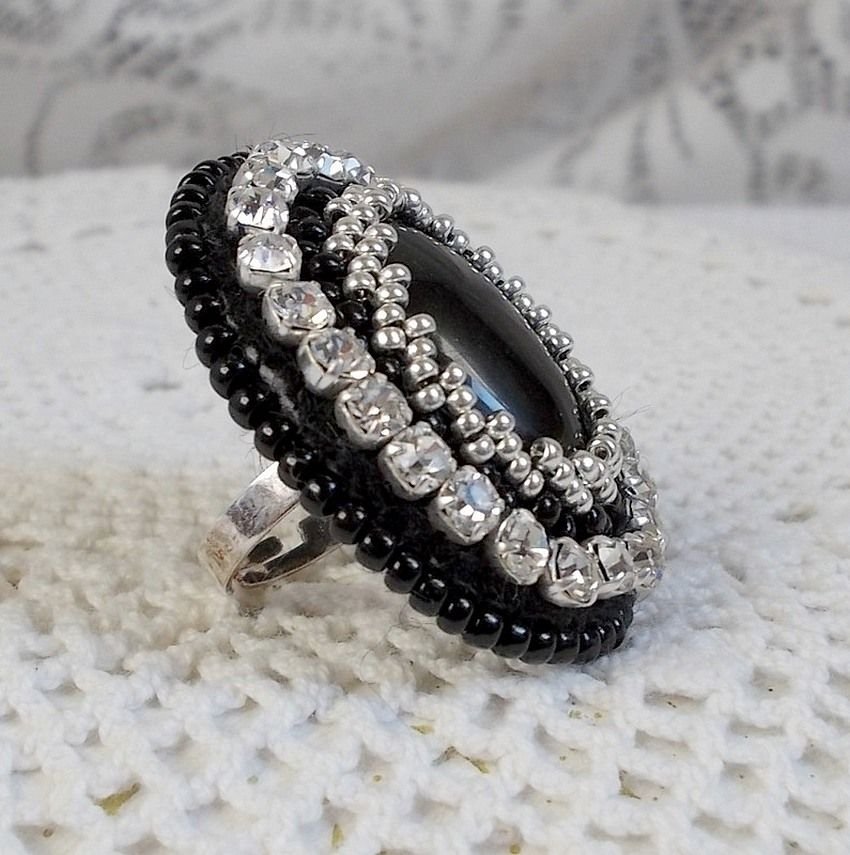 Black Stone Ring brodert med en edelsten, svart onyx, krystaller og frøperler
