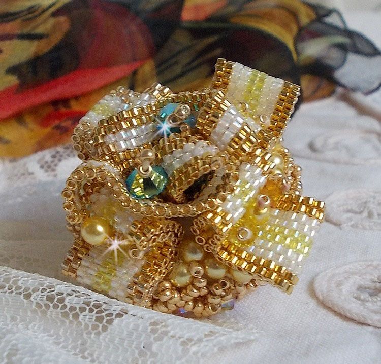 Sunflower Gold Haute-Couture-ring brodert med 24 karat gullbelagte frøperler og Swarovski-krystaller 