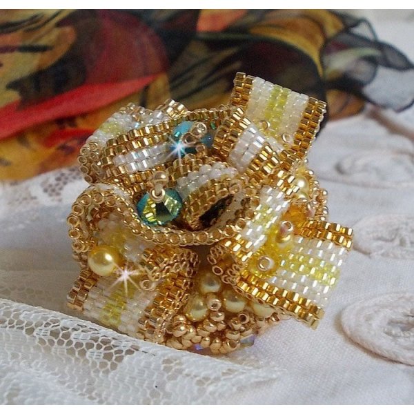 Sunflower Gold Haute-Couture-ring brodert med 24 karat gullbelagte frøperler og Swarovski-krystaller 
