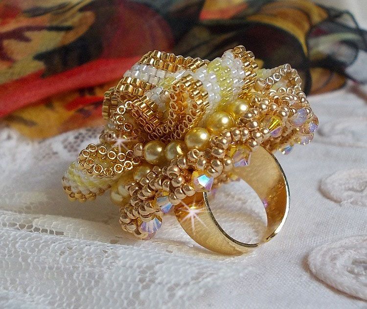 Sunflower Gold Haute-Couture-ring brodert med 24 karat gullbelagte frøperler og Swarovski-krystaller 