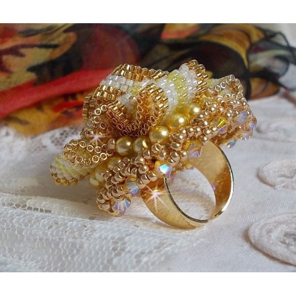 Sunflower Gold Haute-Couture-ring brodert med 24 karat gullbelagte frøperler og Swarovski-krystaller 