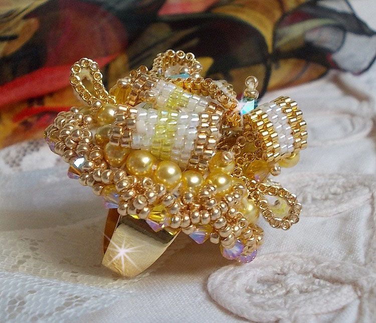 Sunflower Gold Haute-Couture-ring brodert med 24 karat gullbelagte frøperler og Swarovski-krystaller 