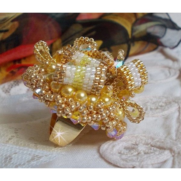 Sunflower Gold Haute-Couture-ring brodert med 24 karat gullbelagte frøperler og Swarovski-krystaller 