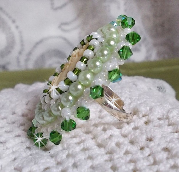 Bague S&eacute;duction Charme cr&eacute;e avec un cabochon d'un style Victorien d'une femme aux cheveux boucl&eacute;es avec des roses