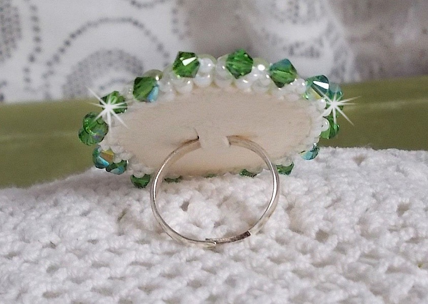 Bague S&eacute;duction Charme cr&eacute;e avec un cabochon d'un style Victorien d'une femme aux cheveux boucl&eacute;es avec des roses