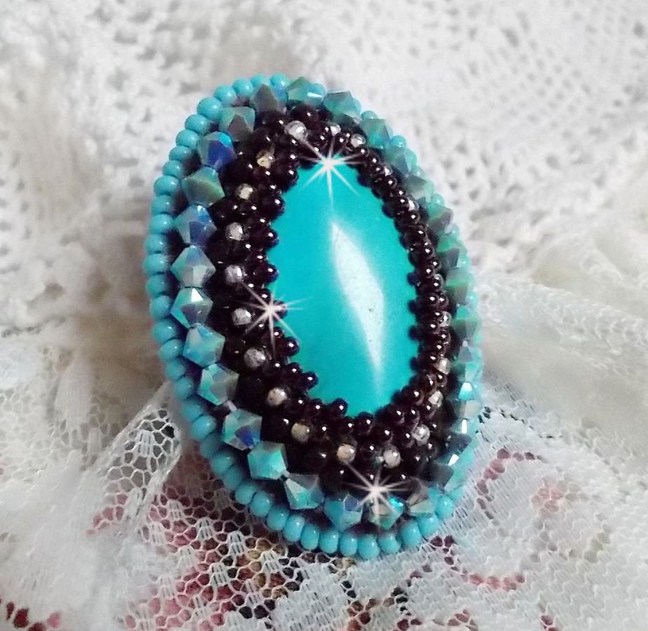 Turkis ring brodert med en turkis cabochon, PureCrystal spinning topper og seed perler