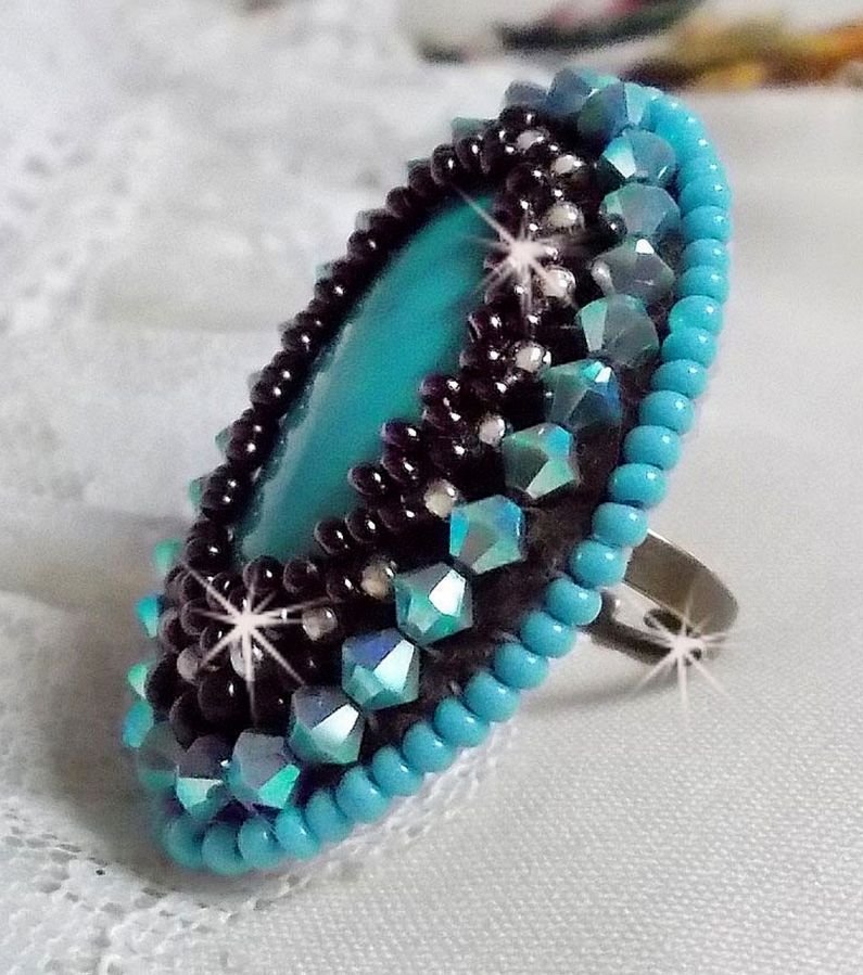 Turkis ring brodert med en turkis cabochon, PureCrystal spinning topper og seed perler