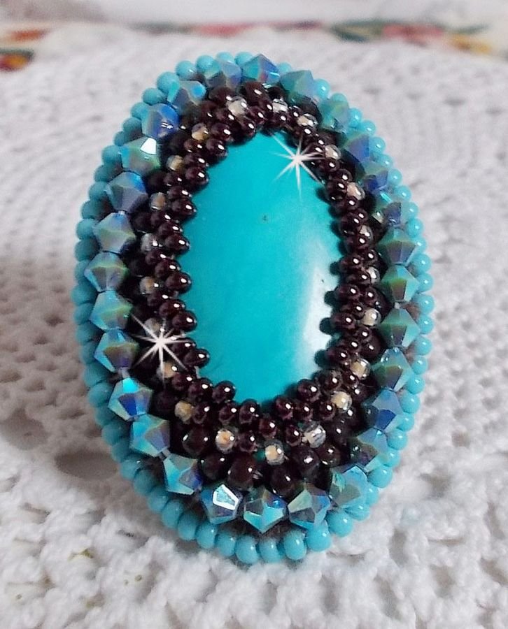 Turkis ring brodert med en turkis cabochon, PureCrystal spinning topper og seed perler