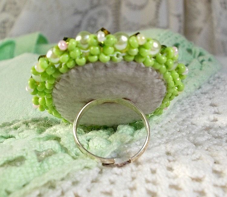 Anisse ring brodert med en harpiks cabochon portrett av en kvinne med roser og Swarovski-krystaller