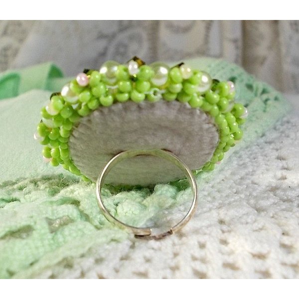 Anisse ring brodert med en harpiks cabochon portrett av en kvinne med roser og Swarovski-krystaller